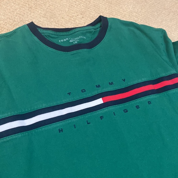 4/$10✨ Tommy Hilfiger T-shirt - Picture 2 of 2